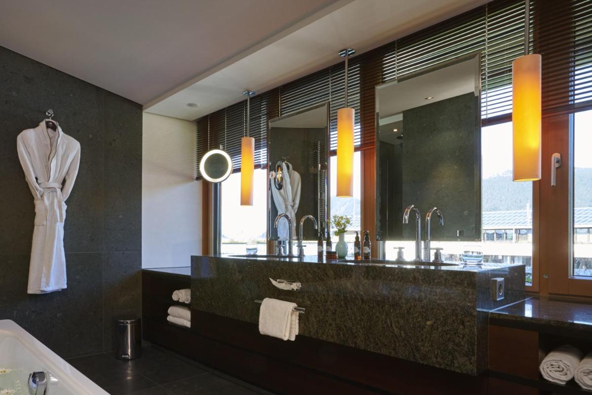 Ein Badezimmer in der Unterkunft Kempinski Hotel Berchtesgaden