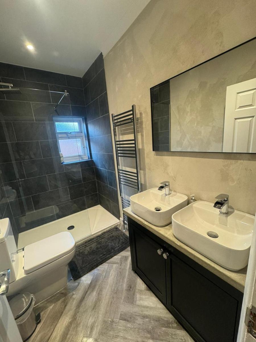 Luxurious New Serviced Apartment (Surrey) - Housity