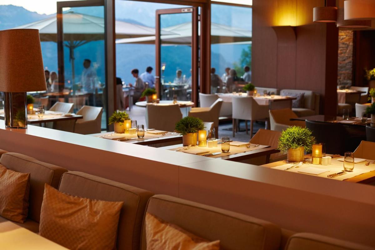 Ein Restaurant oder anderes Speiselokal in der Unterkunft Kempinski Hotel Berchtesgaden