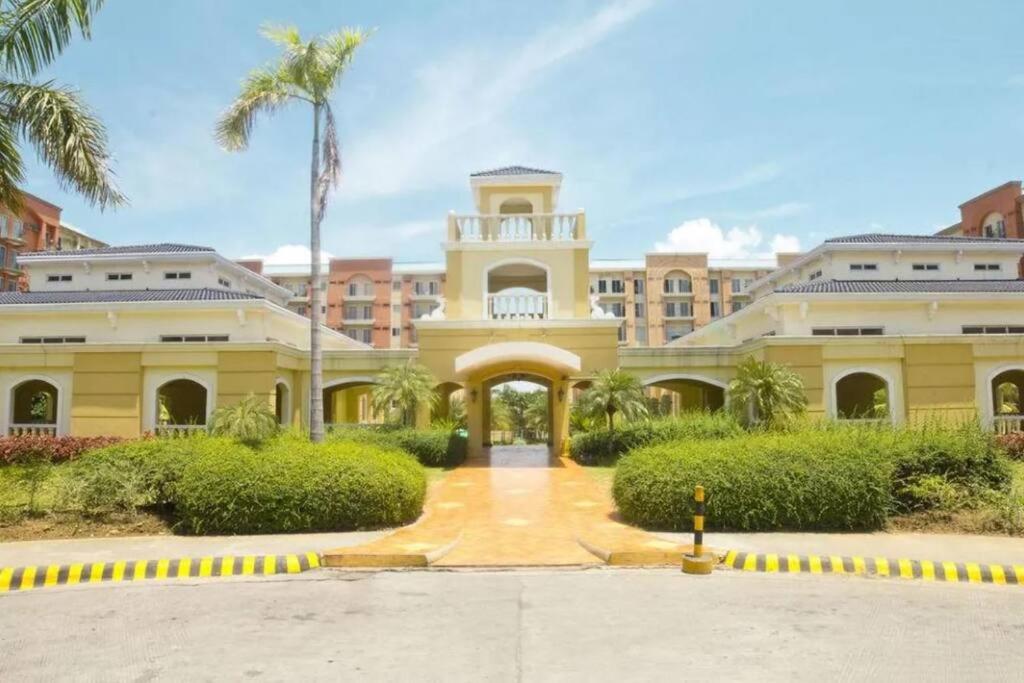 Suitetrails - 1BR Luxe Condo Suite nr SM Bicutan/NAIA w/ parking