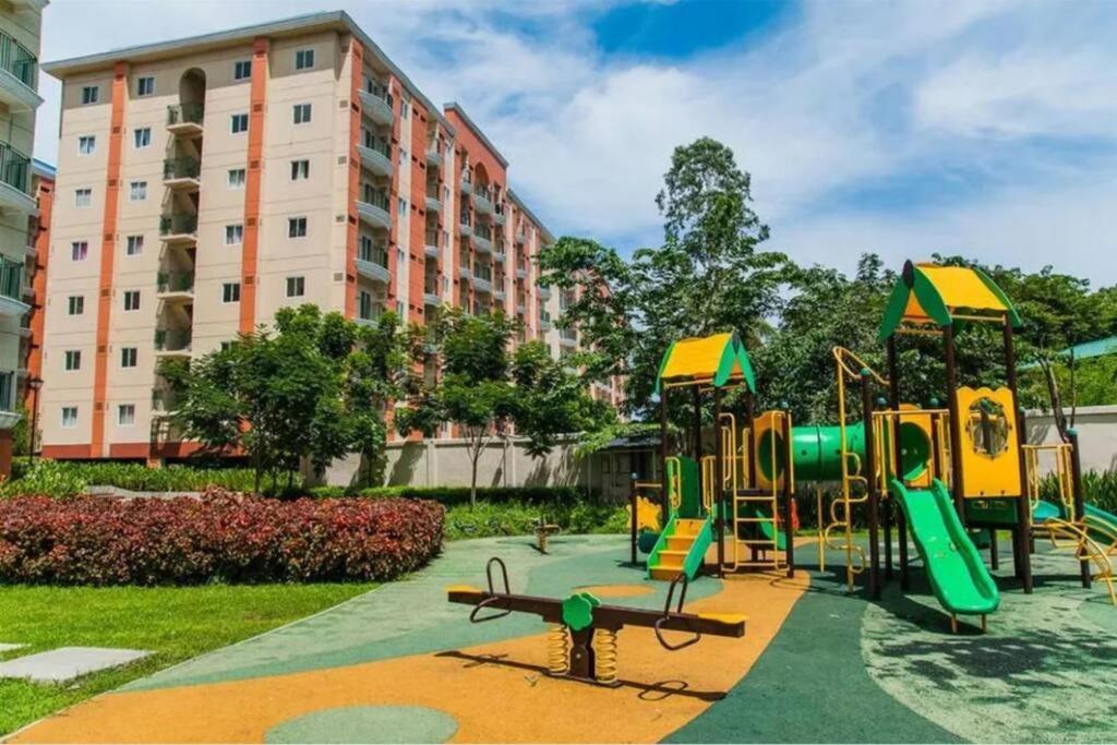 Suitetrails - 1BR Luxe Condo Suite nr SM Bicutan/NAIA w/ parking