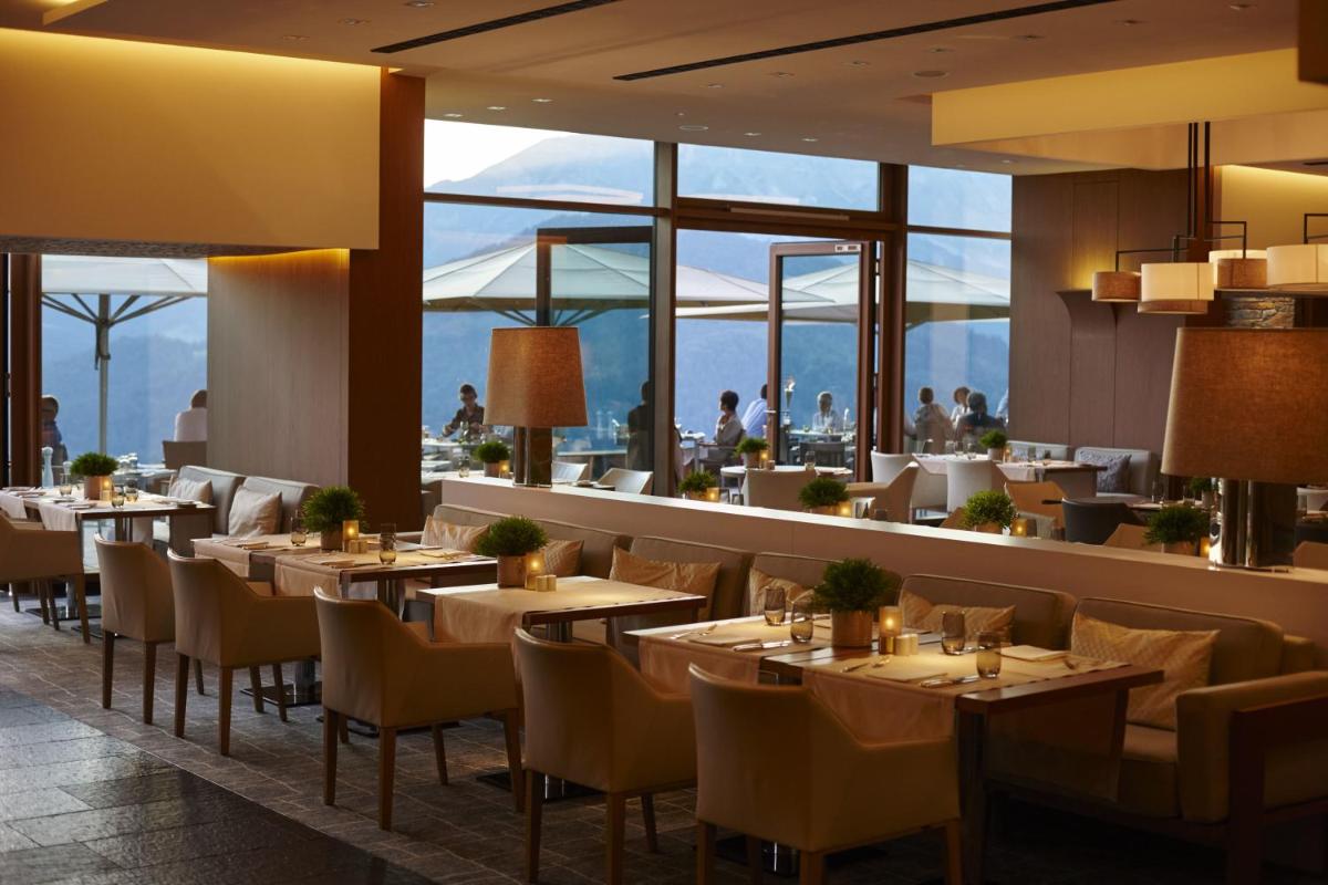 Ein Restaurant oder anderes Speiselokal in der Unterkunft Kempinski Hotel Berchtesgaden