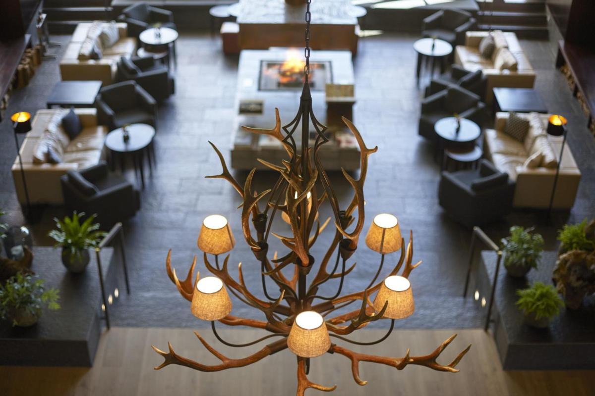 Ein Restaurant oder anderes Speiselokal in der Unterkunft Kempinski Hotel Berchtesgaden