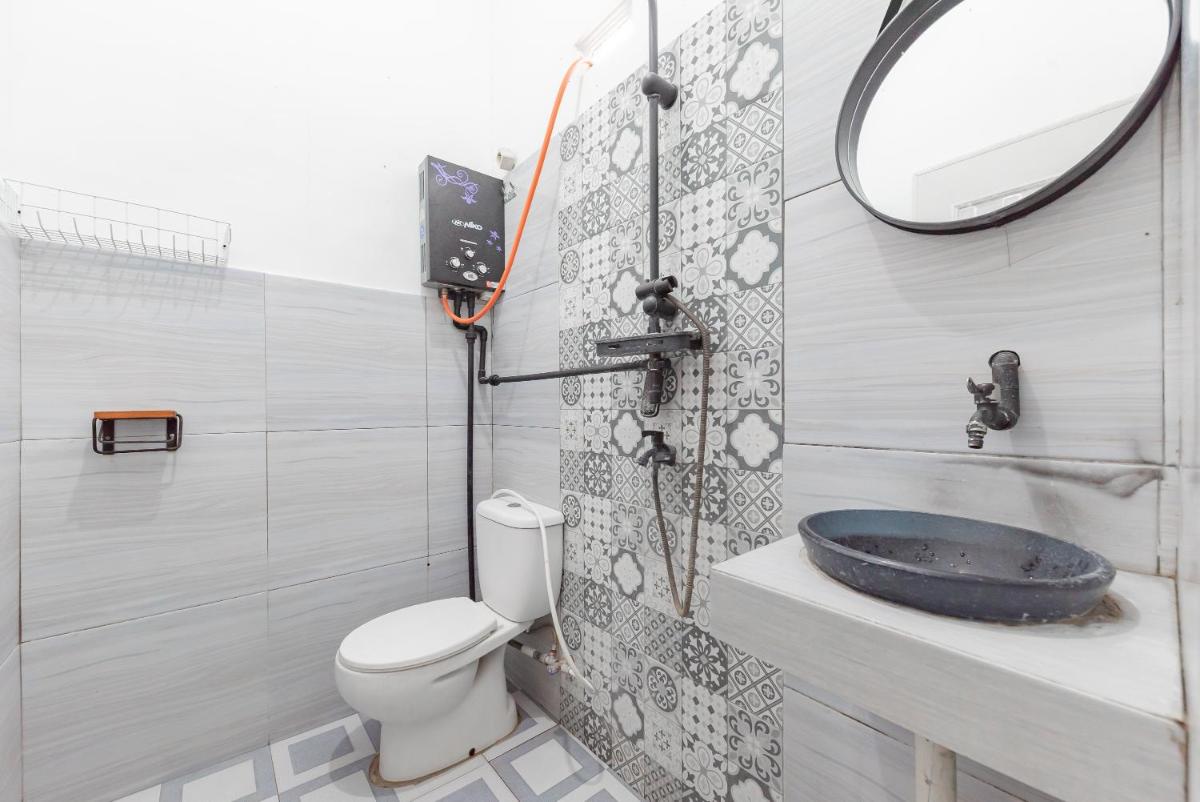 RedDoorz @ Jalan Raya Tuparev Karawang - Housity