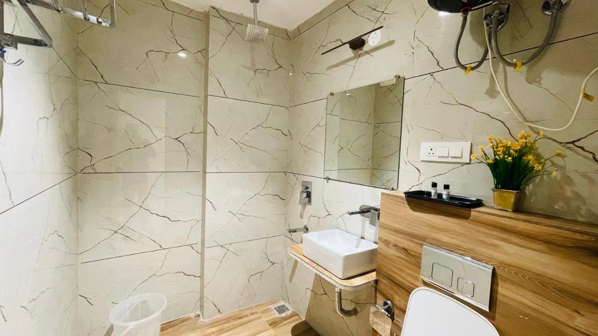 Travellers Hotel - Housity