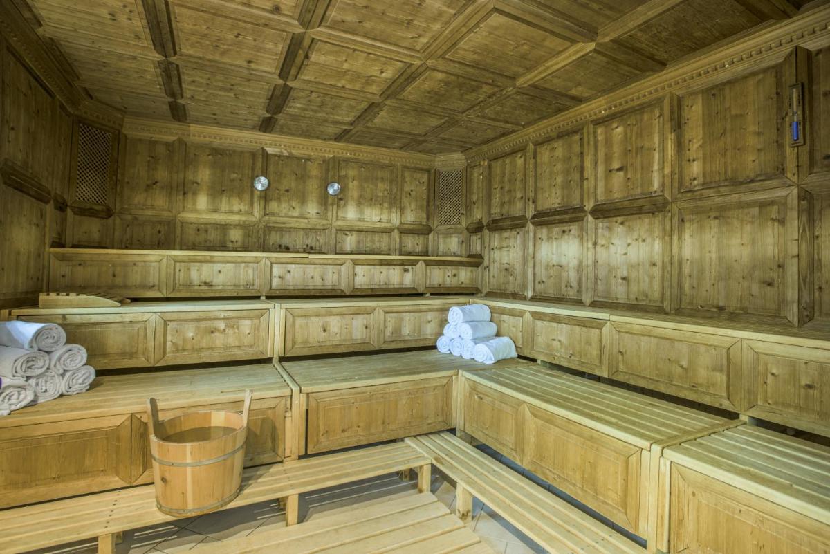 Ein Sitzbereich in der Unterkunft Kempinski Hotel Berchtesgaden