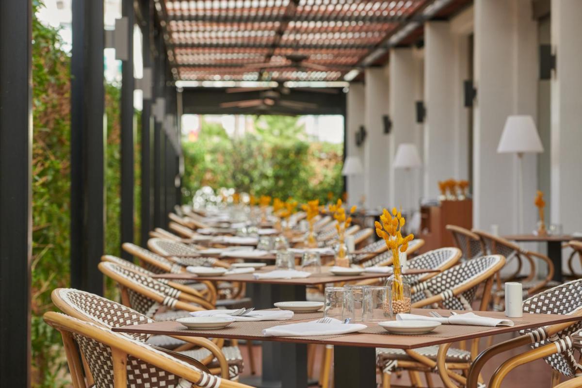 Un restaurante o sitio para comer en Protur Sa Coma Playa Hotel & Spa