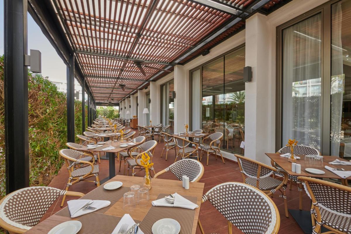 Un restaurante o sitio para comer en Protur Sa Coma Playa Hotel & Spa