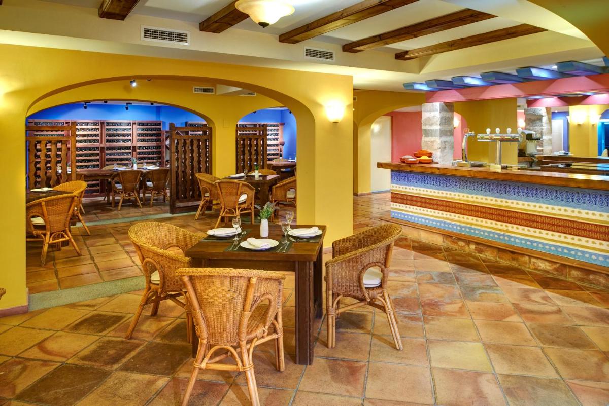 El salón o zona de bar de Protur Sa Coma Playa Hotel & Spa