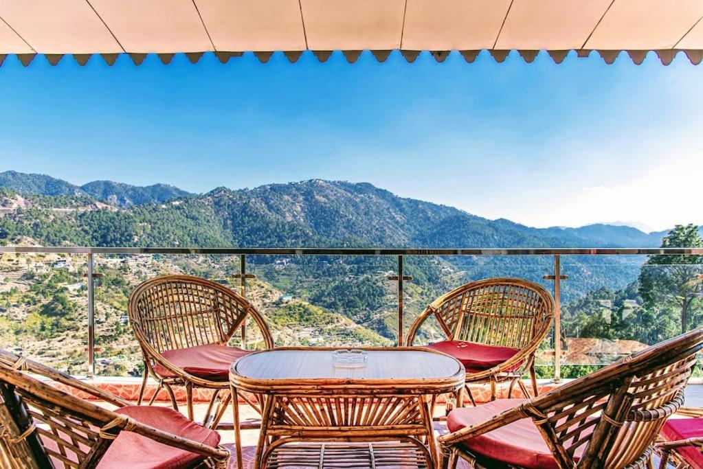 Kasauli Edge Apt with Balcony - Housity