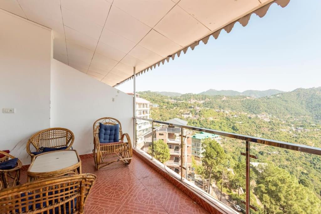 Kasauli Edge Apt with Balcony - Housity