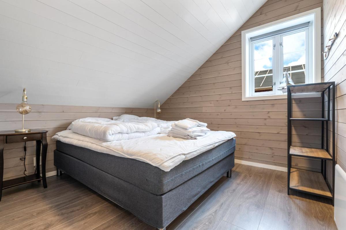 Reine Rorbu, Amaliebua - Housity