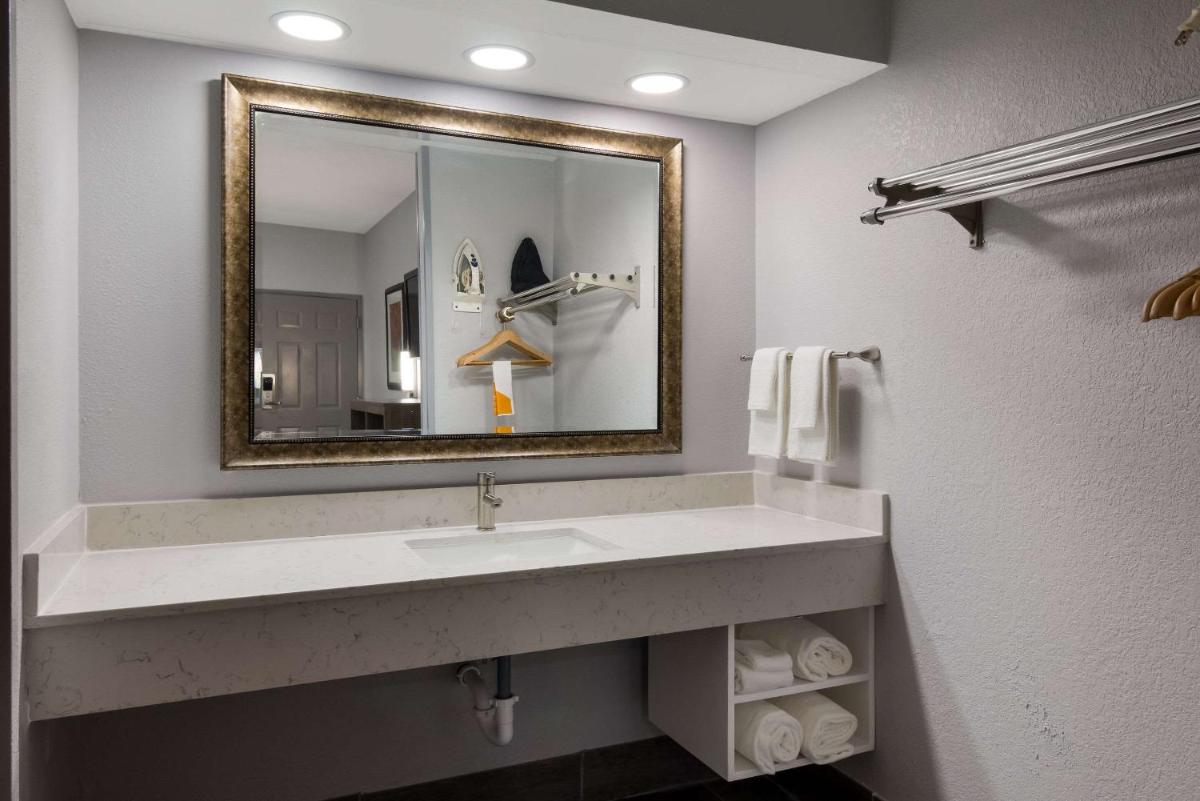 Quality Inn near Casinos and Convention Center - Housity