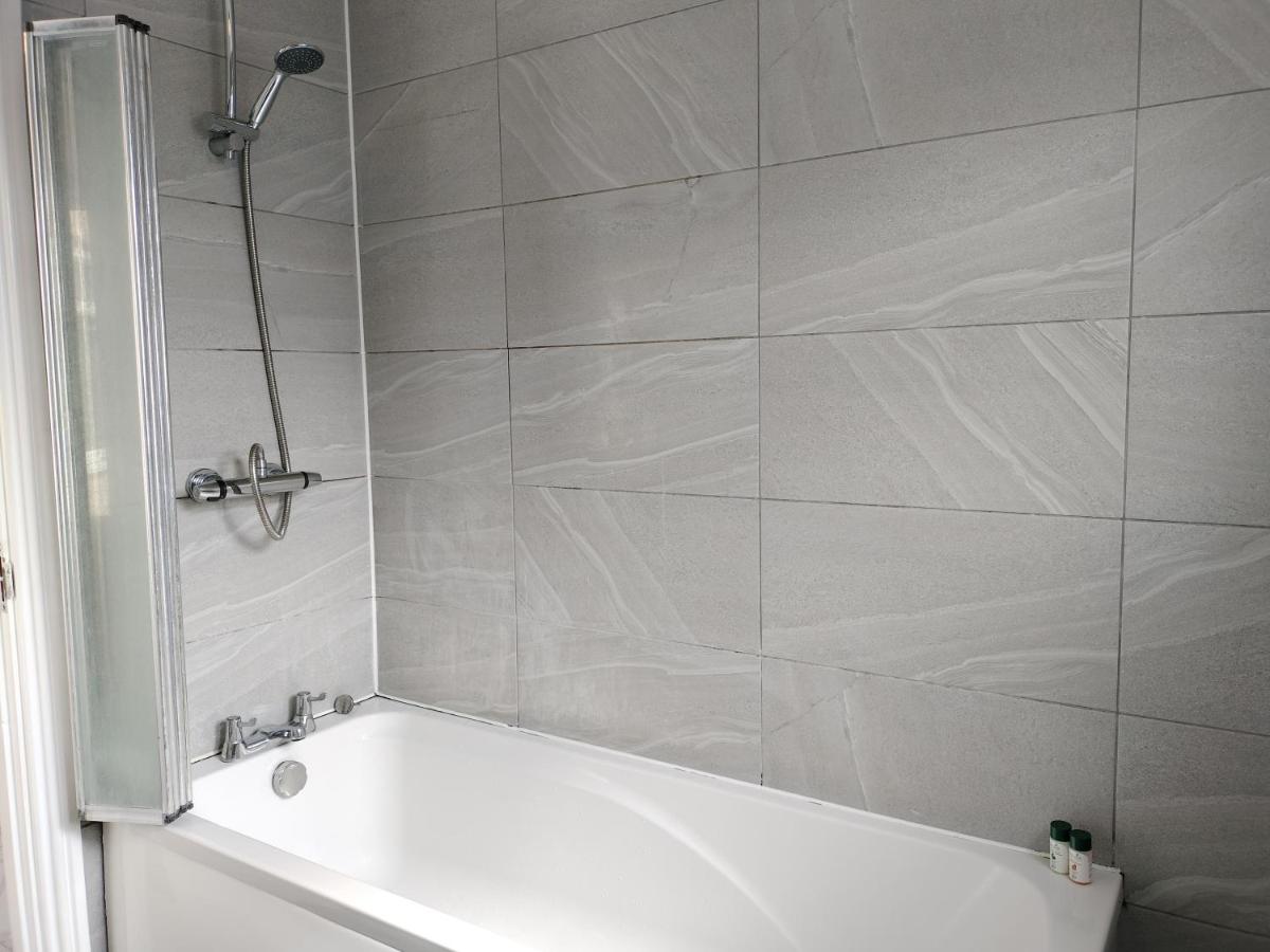 Bright Spacious Twin Room, next to Underground Station - Housity
