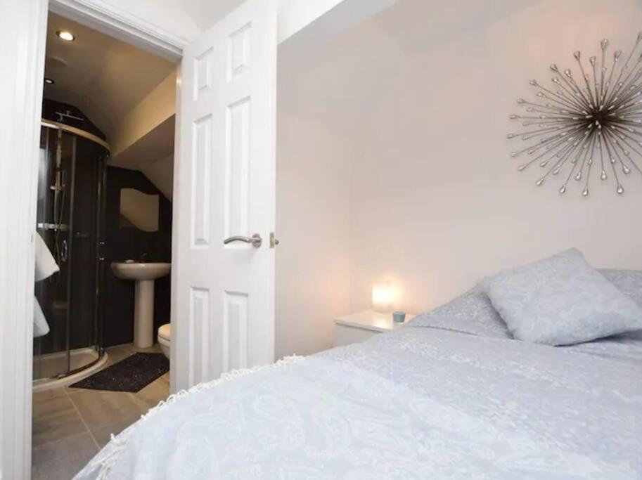 Eastfield Lodge with Hot Tub - Housity