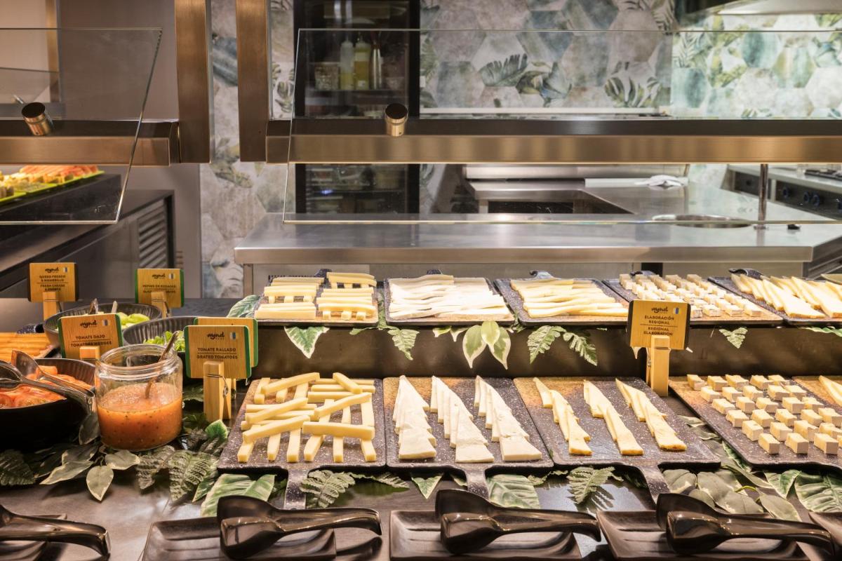 Comida en o cerca de este hotel