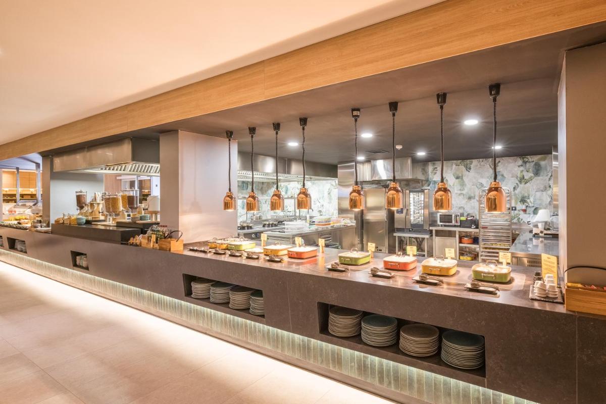 Comida en o cerca de este hotel