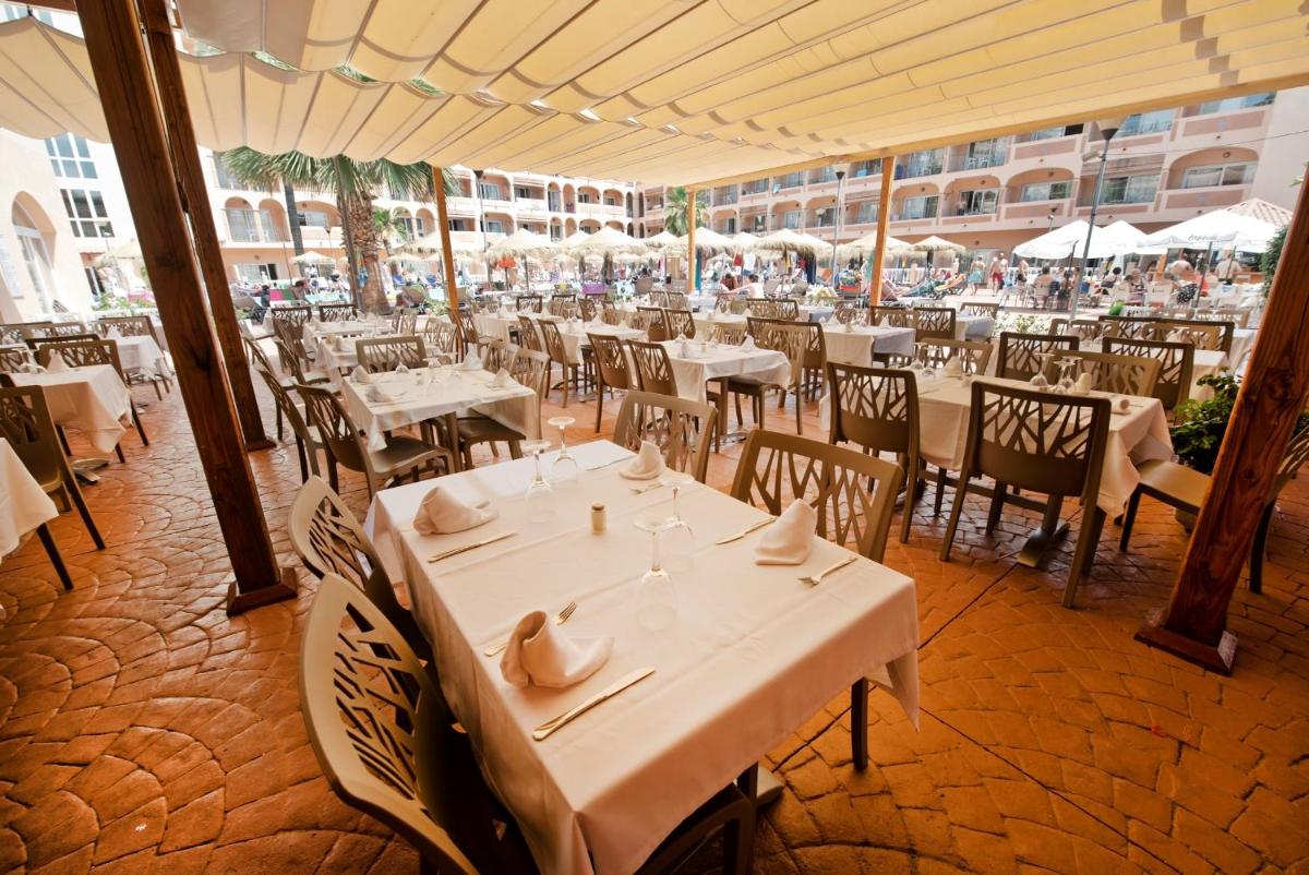 Un restaurante o sitio para comer en Bahía Tropical