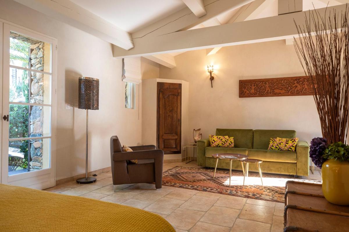 Coin salon dans l'établissement Hôtel La Dimora & Spa