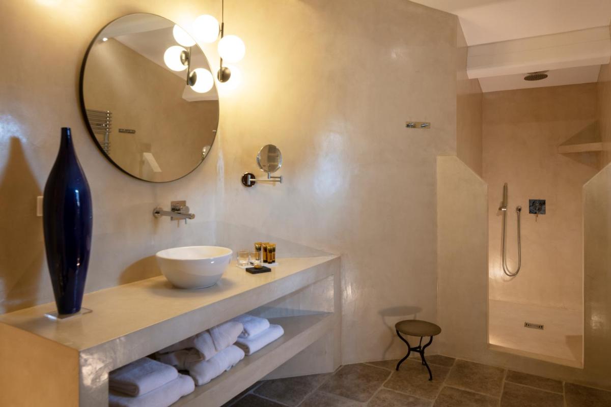 Salle de bains dans l'établissement Hôtel La Dimora & Spa
