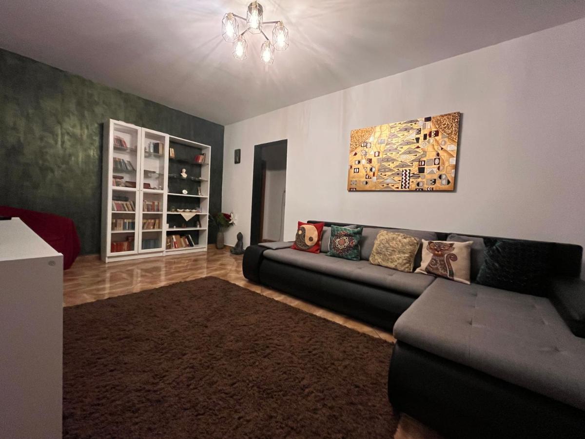 Casa carților - House of book’s - Housity