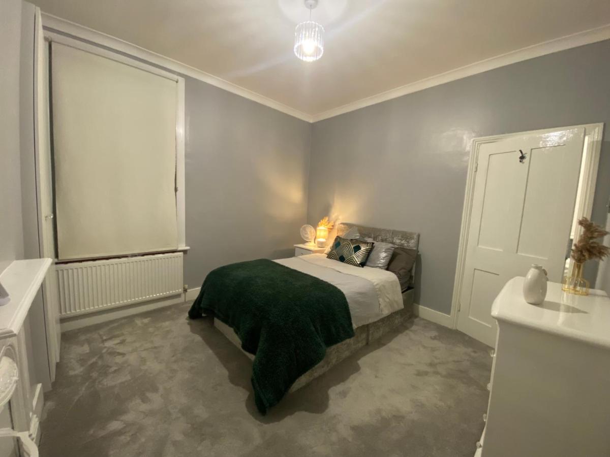 Cozy double room available -South London - Housity