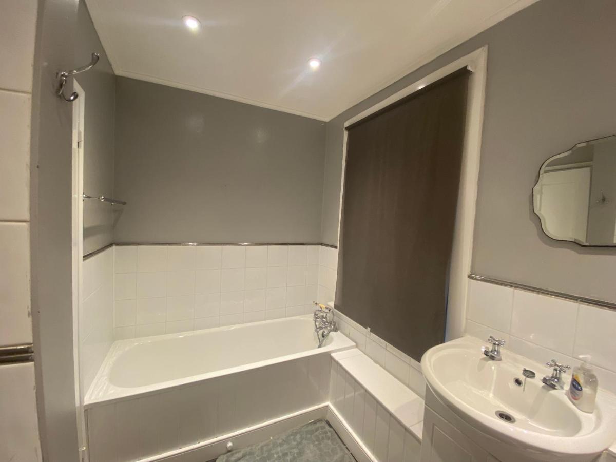 Cozy double room available -South London - Housity