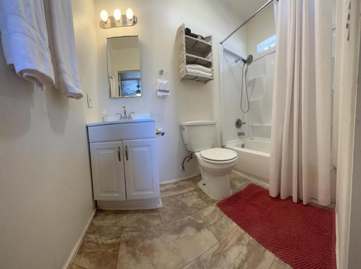 Resort style home with pool - Housity