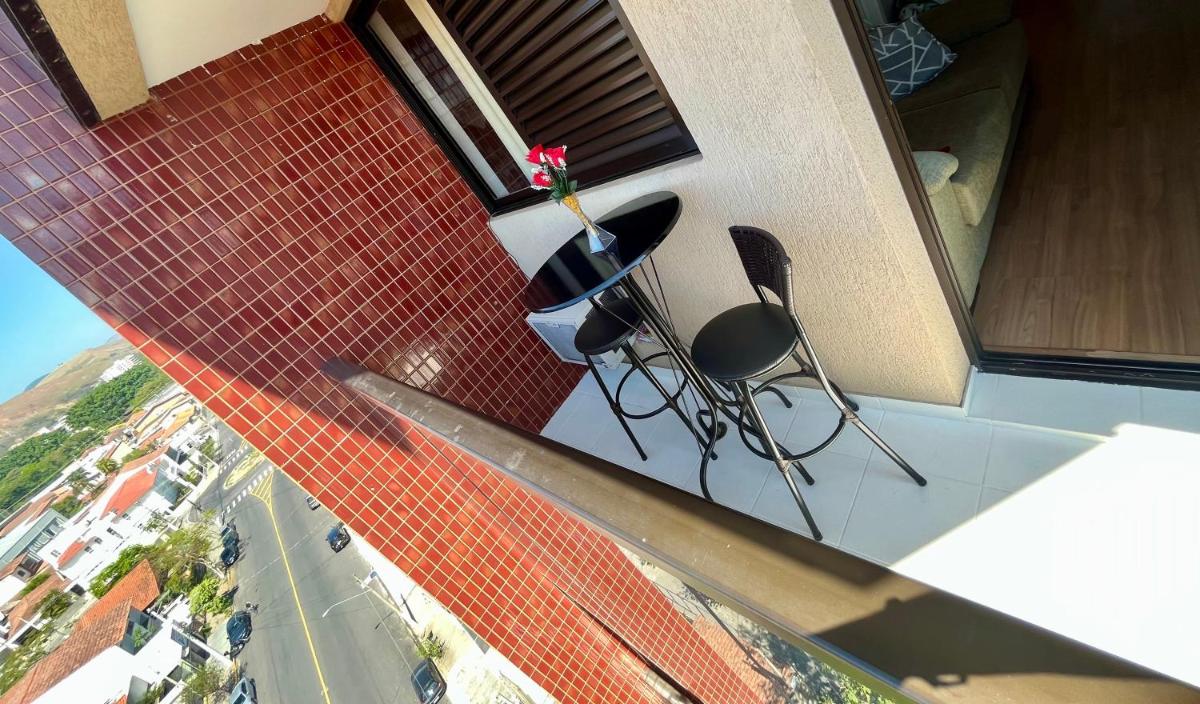 Apto para CASAL com bela VISTA, cama KING, COZINHA COMPLETA, VARANDA, PISCINA, SAUNA, PORTARIA 24h e GARAGEM - Housity