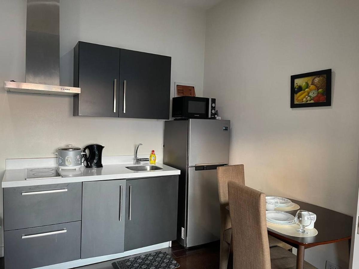 Vibrant 1BR Acqua Livingstone with Netflix, Pool & Gym - Housity