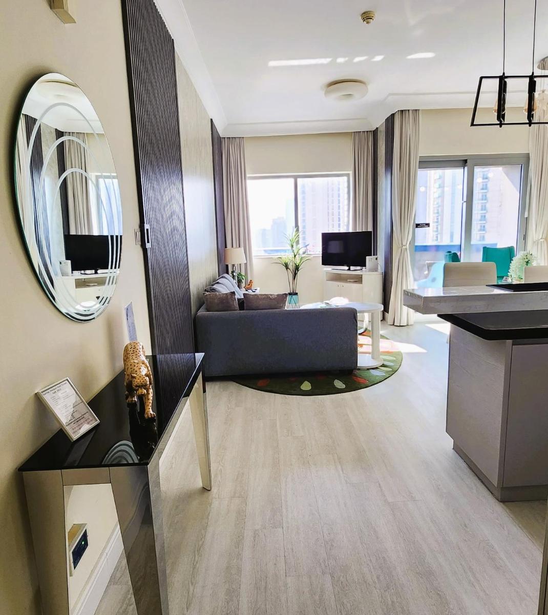 Suitetrails - Elegant Apartment with Burj Khalifa View, Downtown