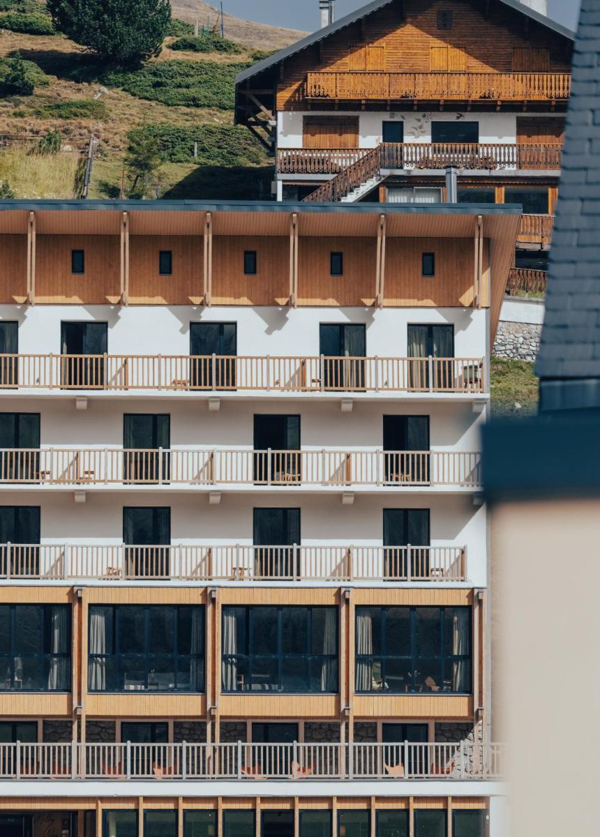 un bâtiment avec des balcons sur le côté dans l'établissement La Voie Lactée, à La Mongie