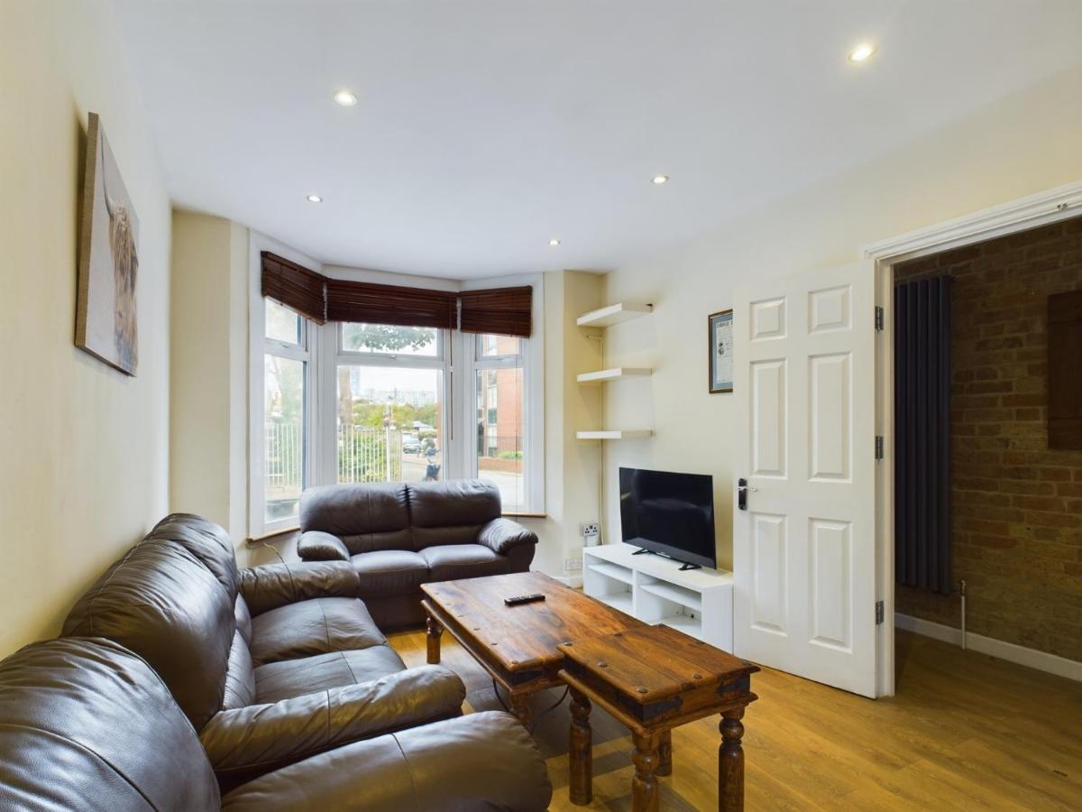 Cosy 4 bedroom, 3 bathroom home - 5 mins from East Croydon station - Housity