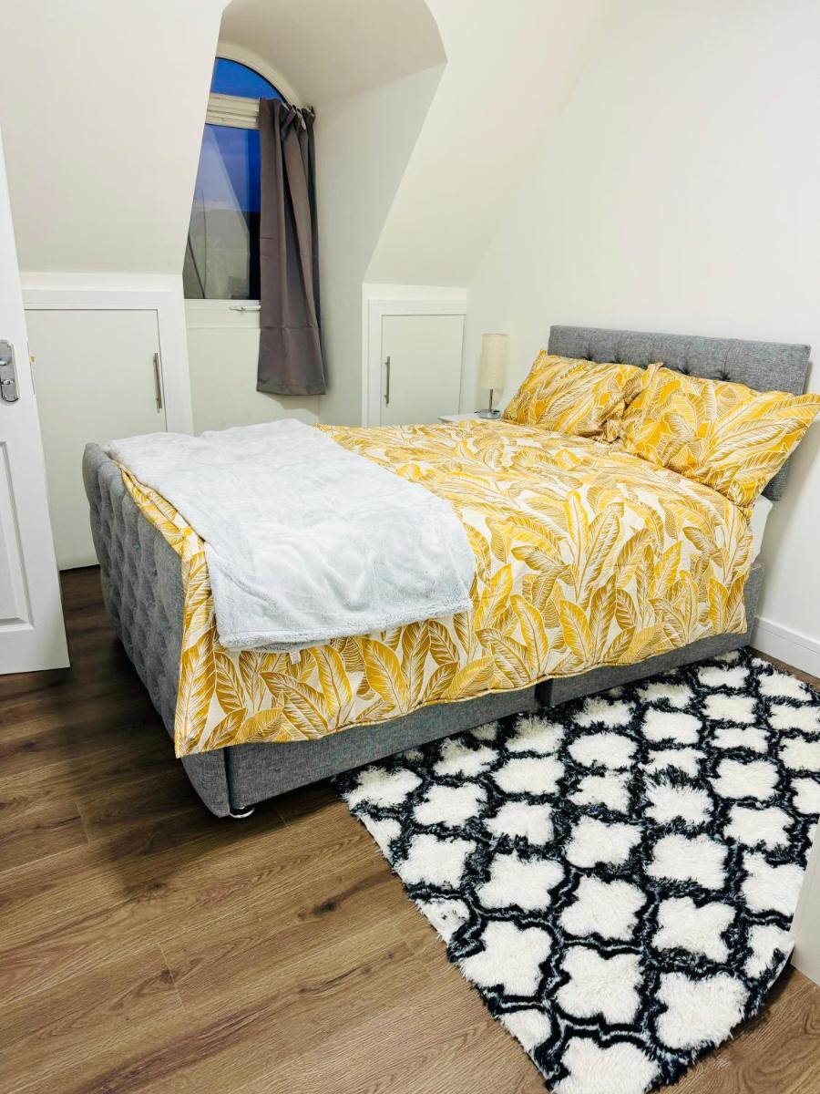 SMALL Double Room - En Suite - Housity