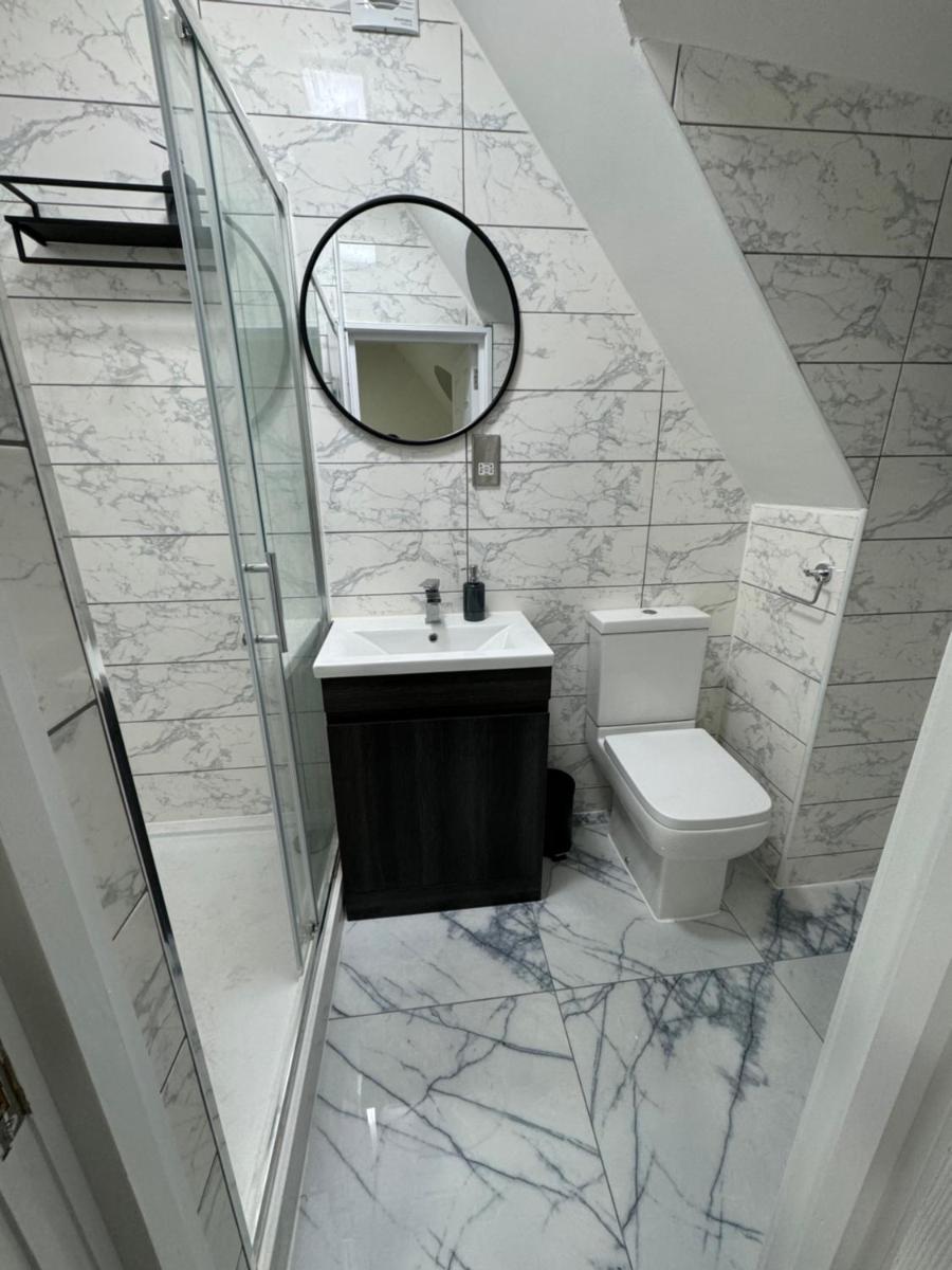 SMALL Double Room - En Suite - Housity