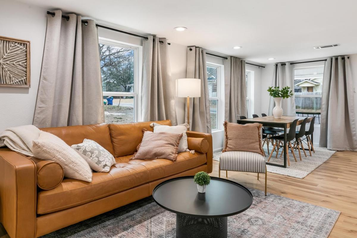 Cozy Home in Downtown McKinney with Backyard - Housity