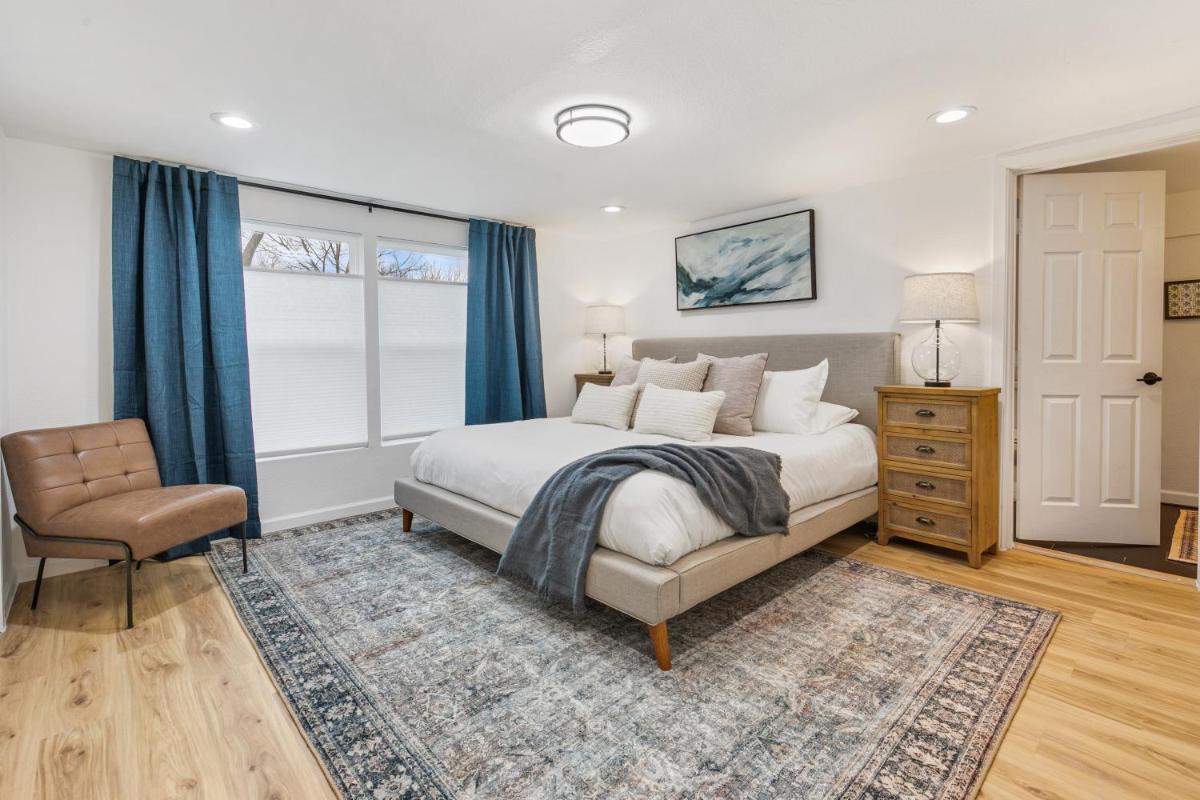 Cozy Home in Downtown McKinney with Backyard - Housity