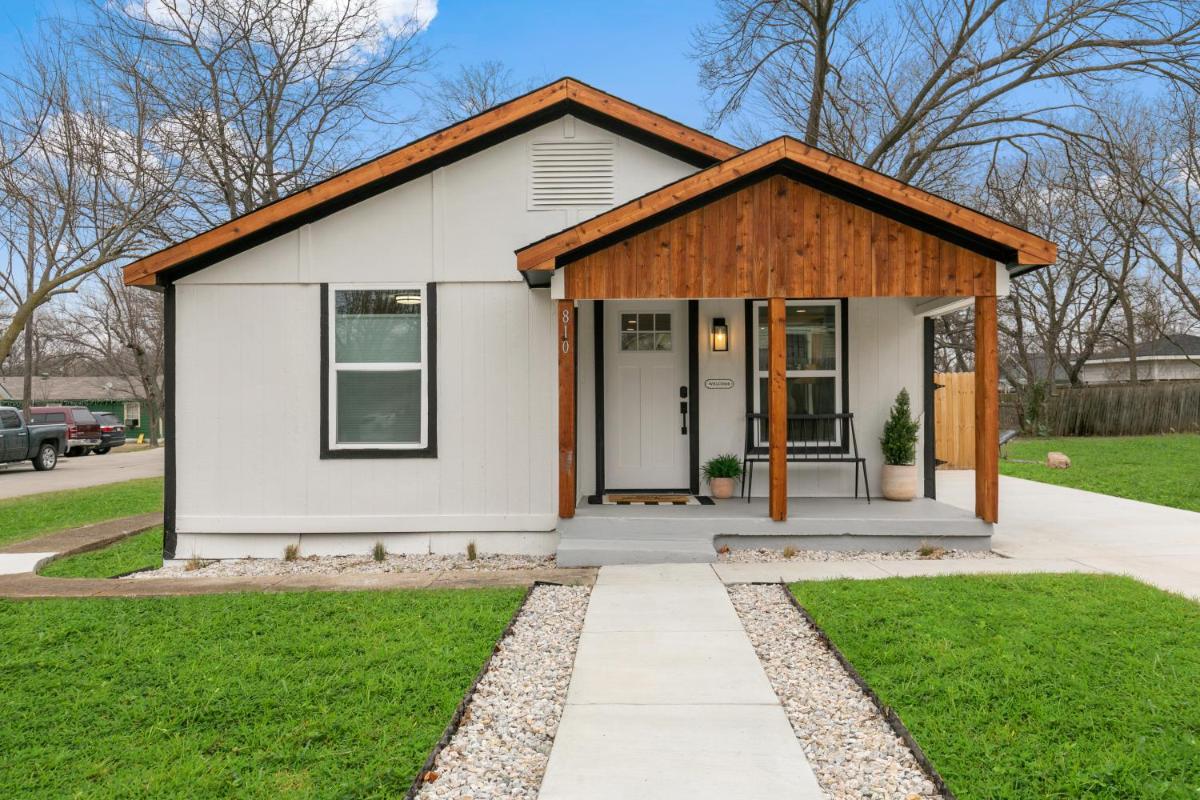 Cozy Home in Downtown McKinney with Backyard - Housity