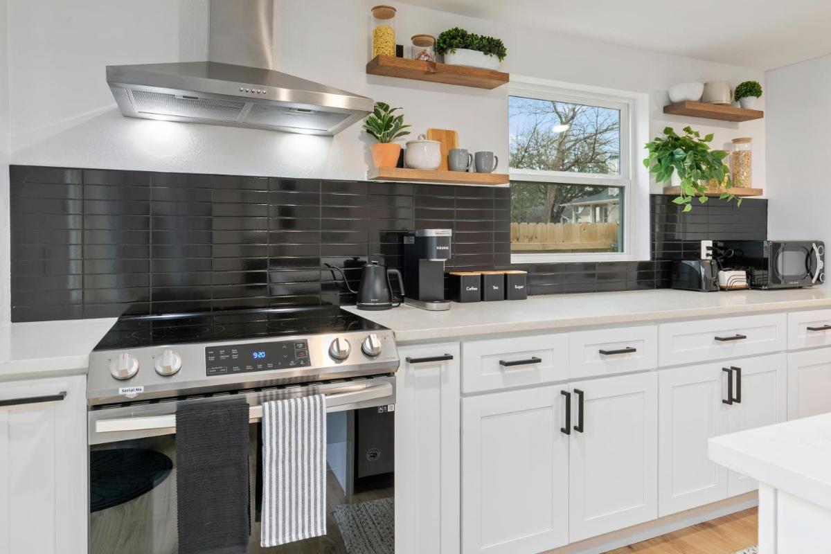Cozy Home in Downtown McKinney with Backyard - Housity