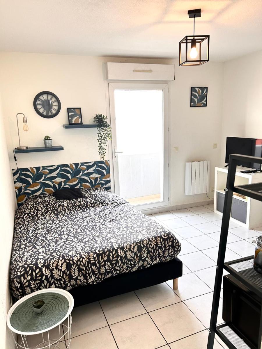 Le Studio 18 à Nîmes, proche centre ville & Gare TGV, Wifi Balcon - Housity