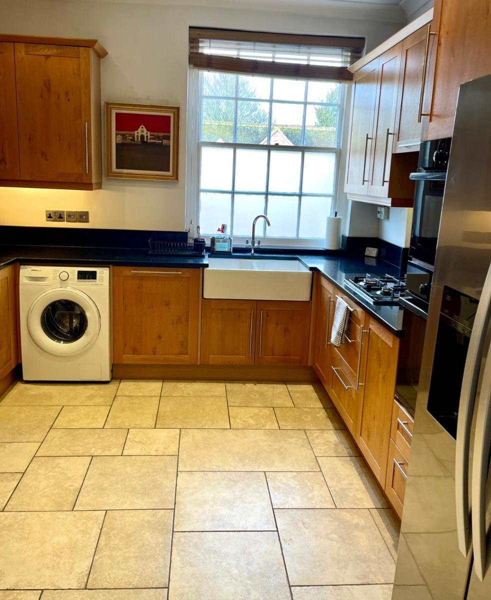 Stunning Thameside Apartment - Housity
