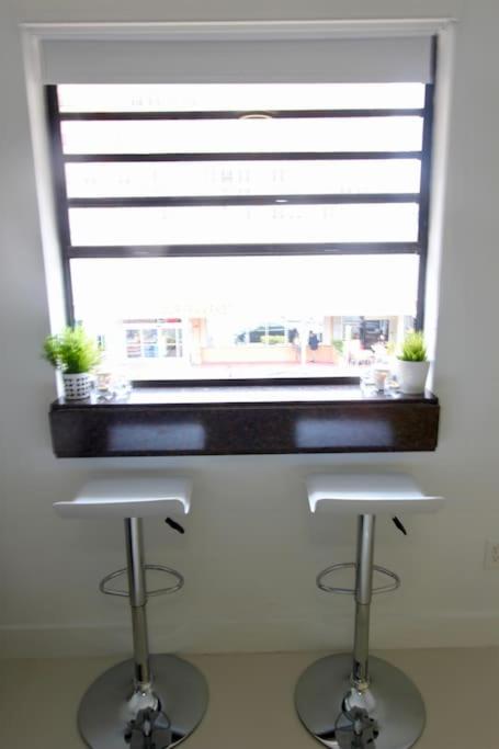 Suitetrails - 2 Stylish SoBe Condo 1/2 Block From The Beach!!!!