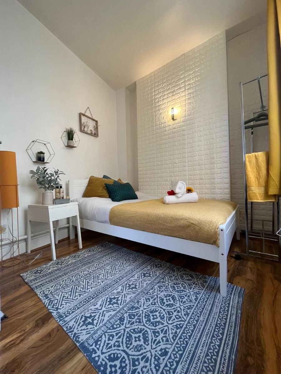 Room in Oxford Street - Housity