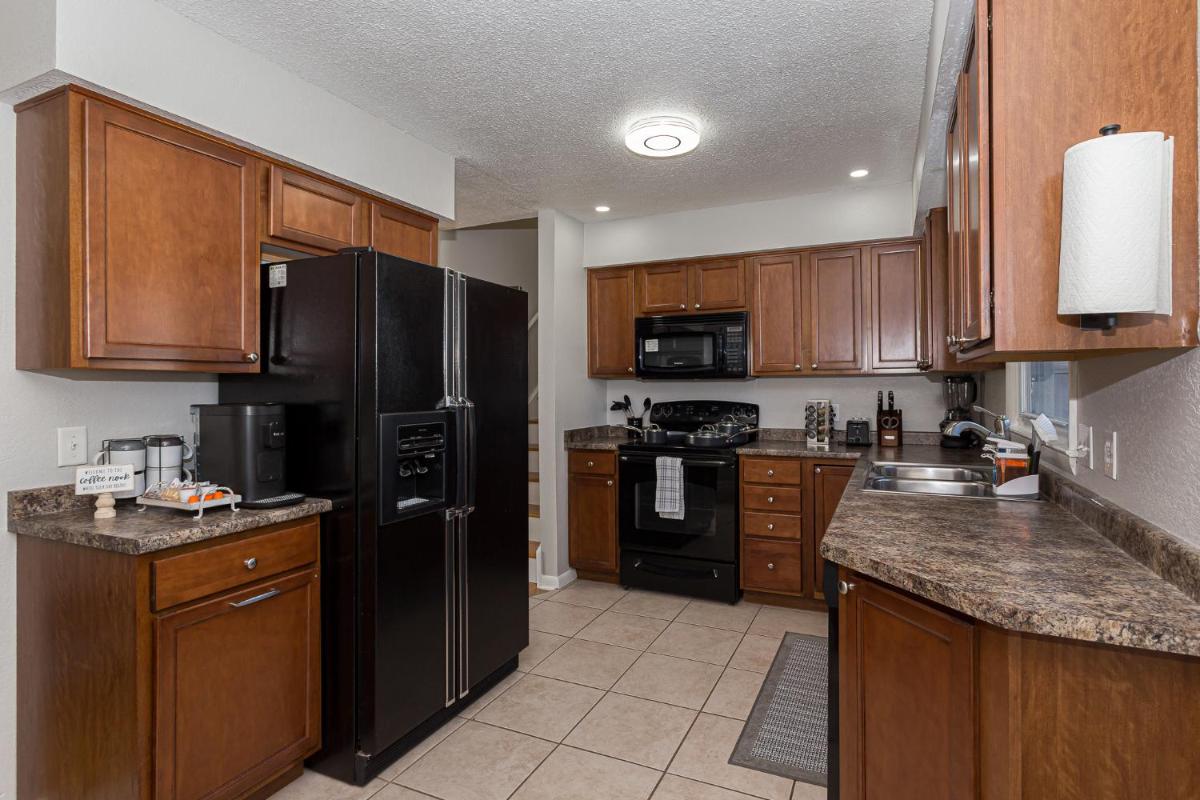 4 Bed - Recently updated Home with a Hot Tub - Housity