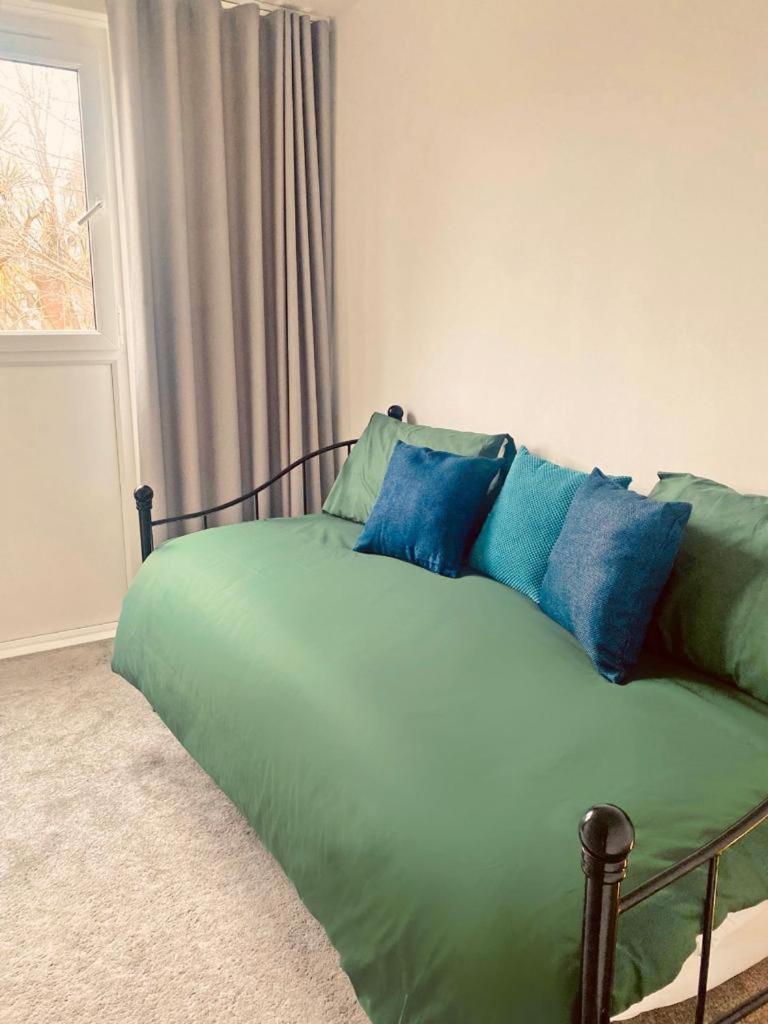 Suitetrails - Lovely Room bedroom Battersea