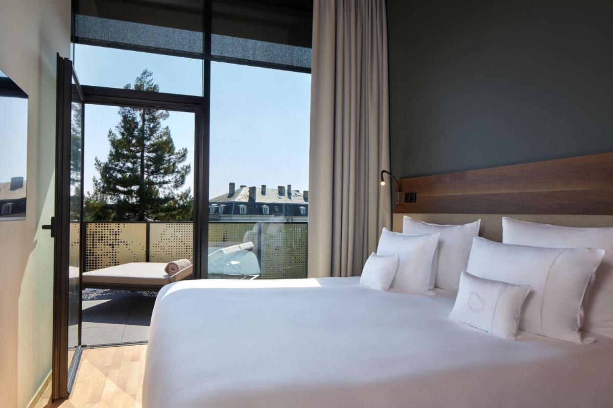 Un ou plusieurs lits dans un hébergement de l'établissement L'Esquisse Hotel & Spa Colmar - MGallery Collection
