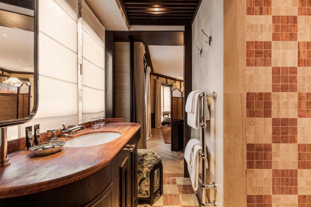 une salle de bain avec un lavabo et un miroir dans l'établissement Hotel Hana, à Paris 34 autres photos