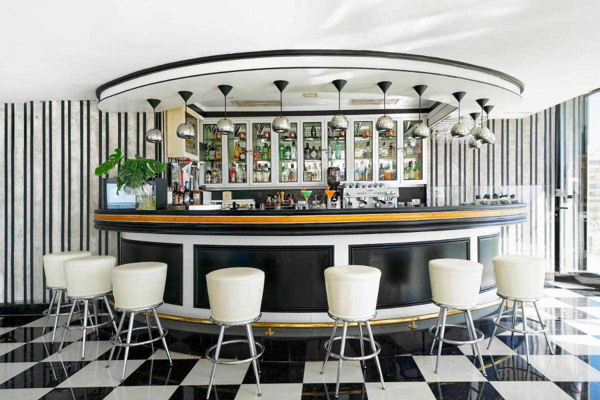 El salón o zona de bar de Bull Reina Isabel & SPA