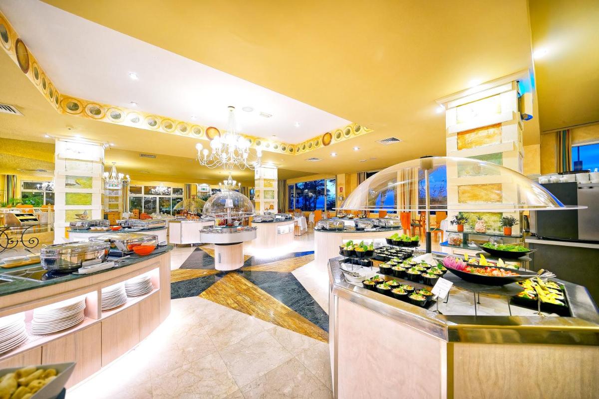Comida en o cerca de este hotel