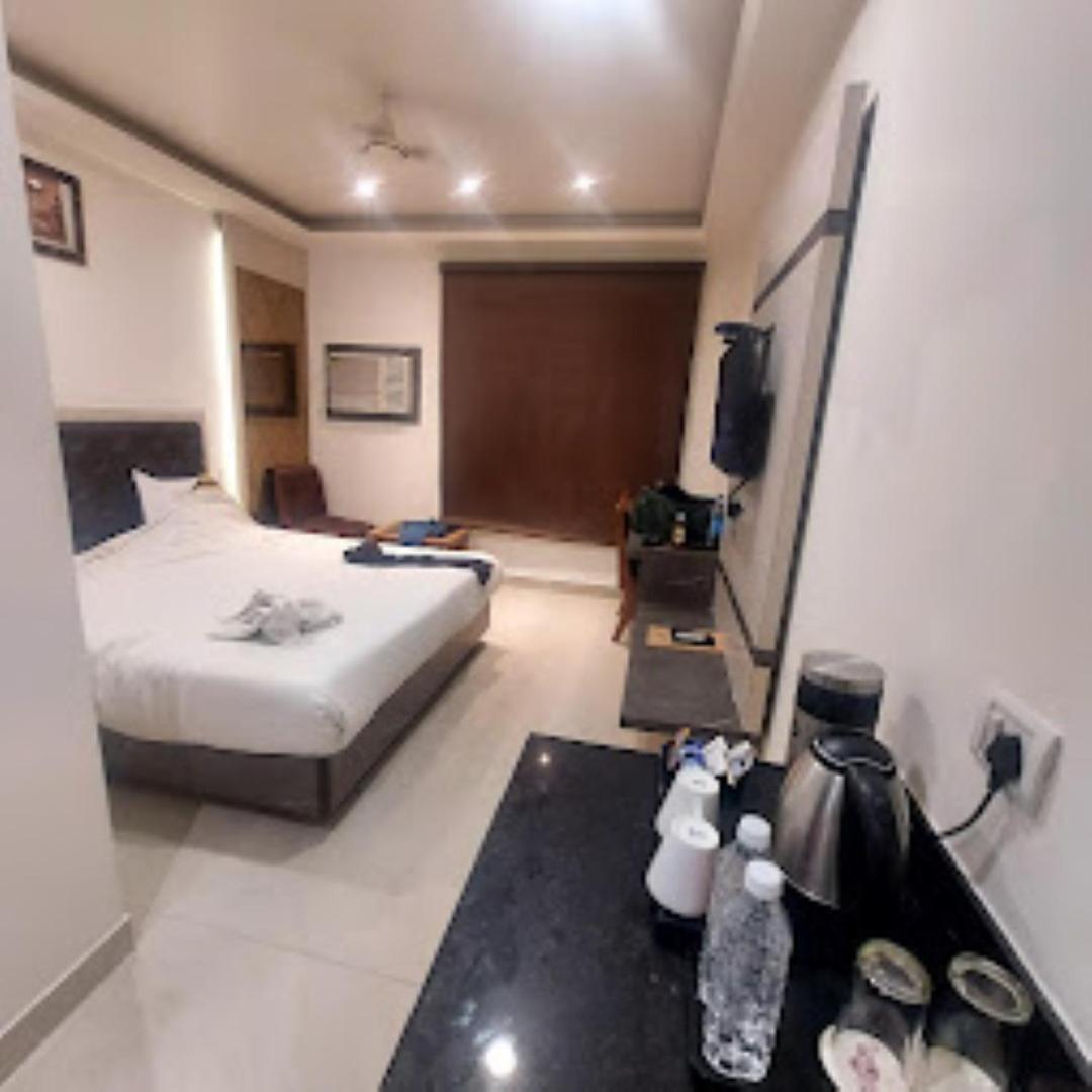 Hotel D Silver Leaf Lucknow - Housity